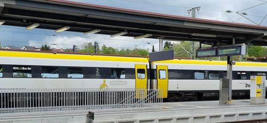 Nahverkehrszug am Bahnhof